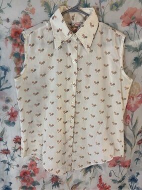 Vintage Sleeveless Cream Button-Front Blouse with Tennis Print